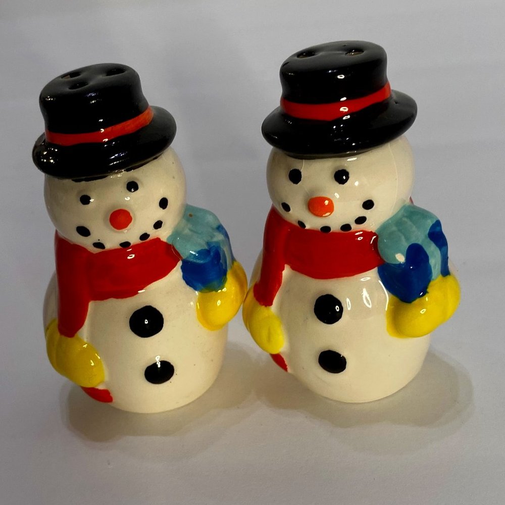 Vintage porcelain Snowman Salt And Pepper Shakers, 2.5" Tall Christmas House